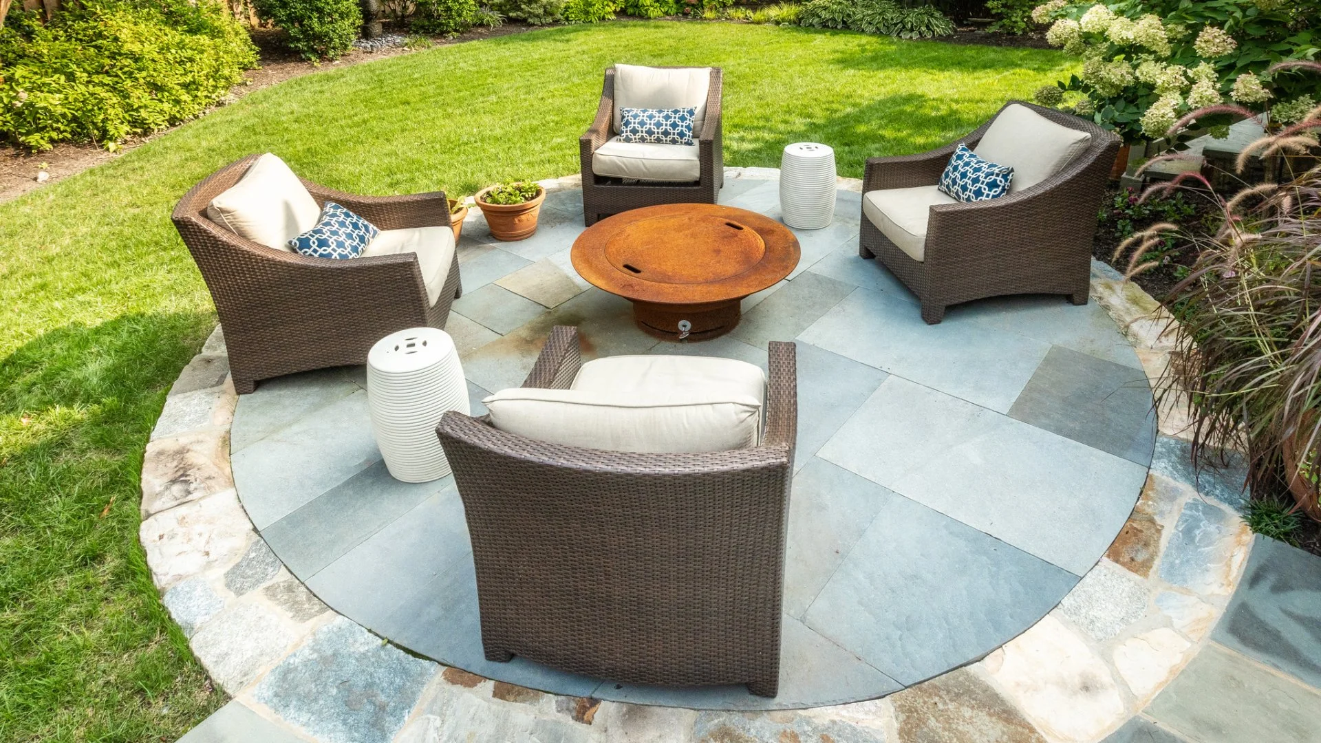 Circular Patio & Outdoor Seating